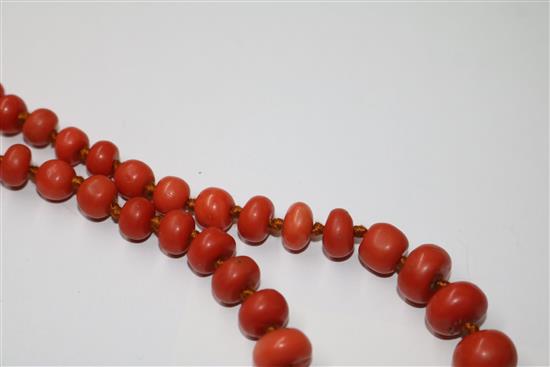 A single strand graduated coral bead necklace, gross weight 54 grams, 40cm.